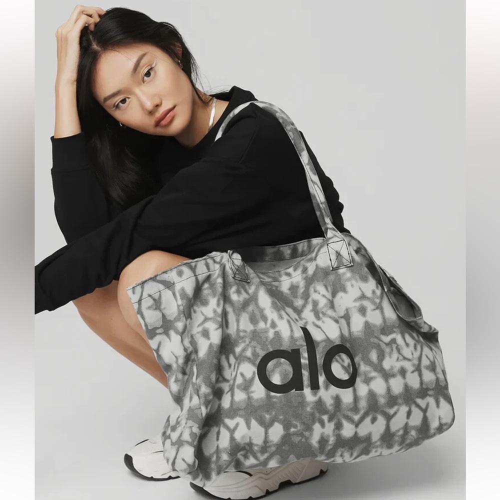 ALO YOGA TOTE BAG, ONE SIZE, GRAY TIE-DYE - Picture 2 of 7